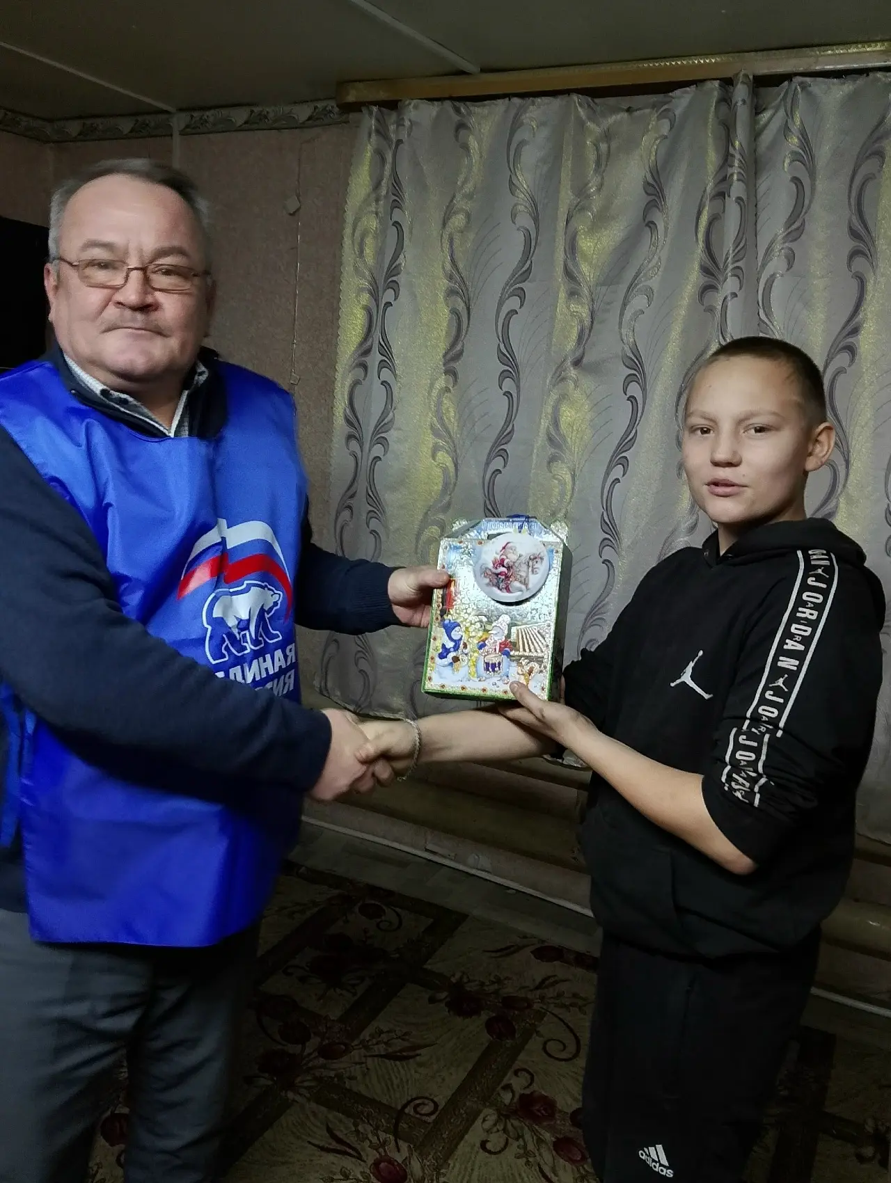 Сегодня глава – председатель Совета СП «Важгорт» вручил детям подарки от Главы Республики Коми Рости