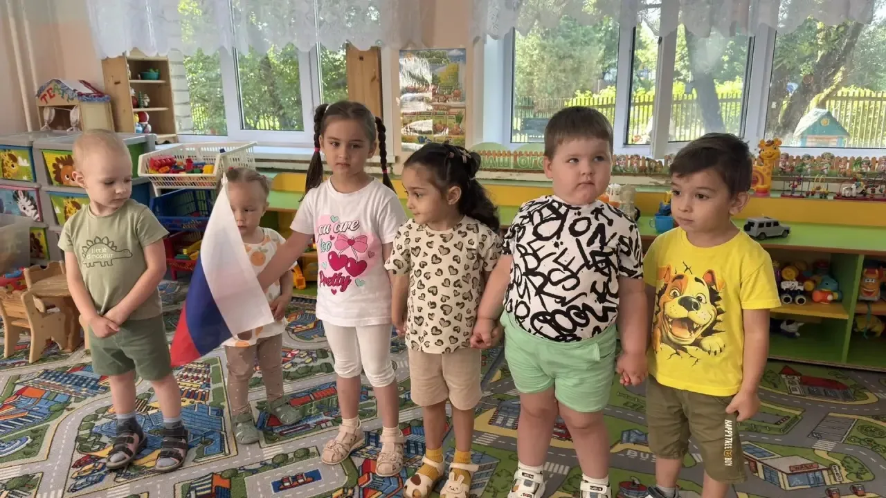 Сегодня в группе «Кроха» 👶прошло тёплое и радостное мероприятие, посвящённое Дню России 🌞🎈
Дети у