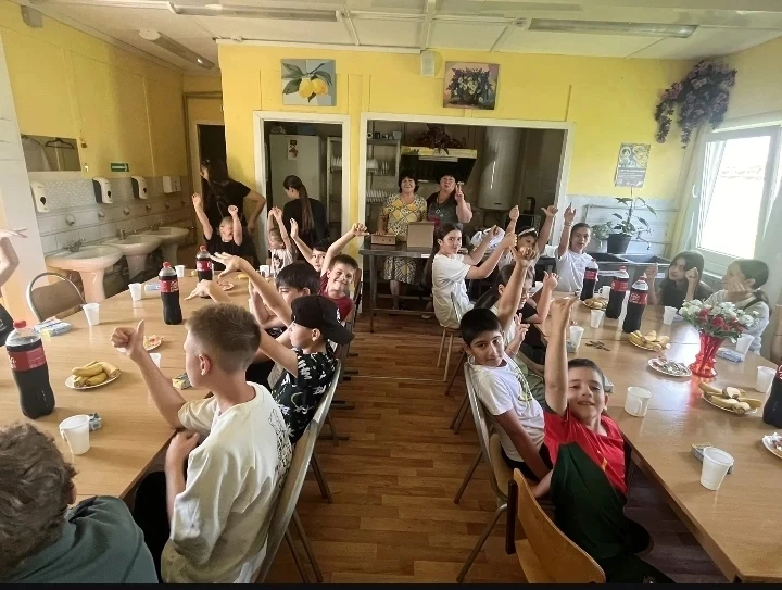Закрытие лагеря «Алые паруса» прошло сладко и весело! 🍦🍬🍌

 Мороженое, конфеты, бананы — словом, 