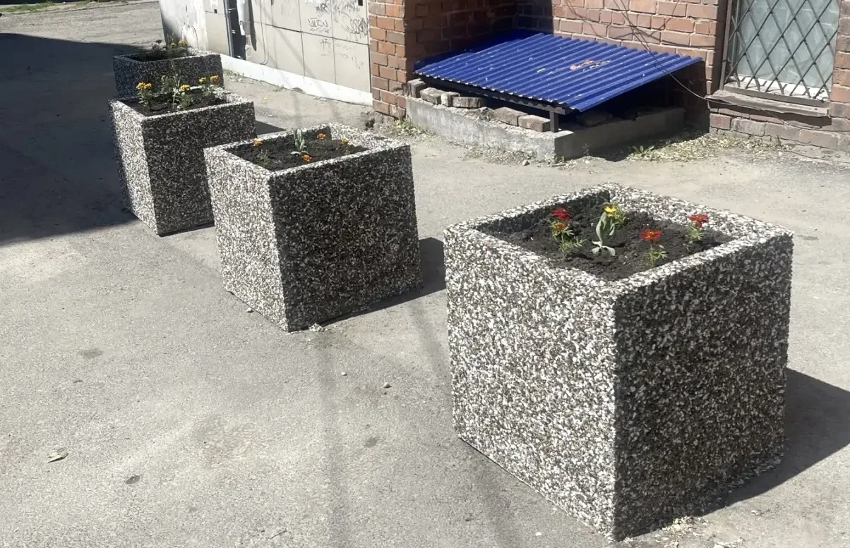 Долгое время вид из окон на Байкальской, 218, портили припаркованные впритык к тротуару автомобили. 
