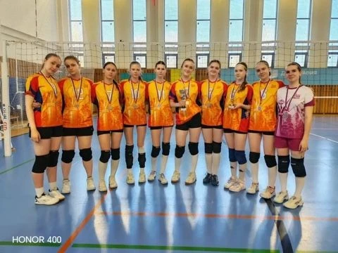 В городе Заозерном на выходных прошел турнир по волейболу среди девушек 2010 г.р. и младше. Команда 