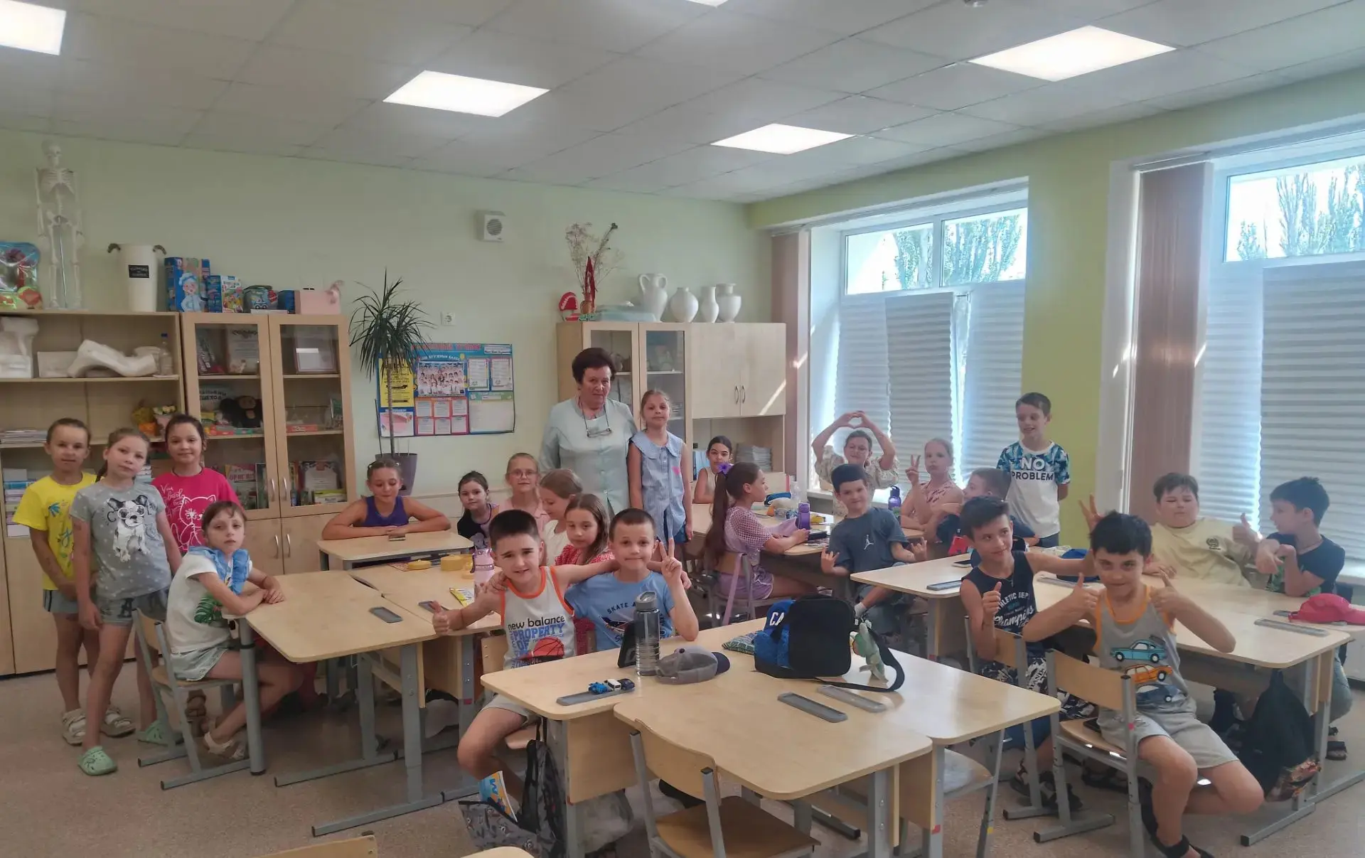 Сегодняшний день в нашем лагере 24.06.26 начался с познавательной беседы нашей медсестры.
Екатерина 