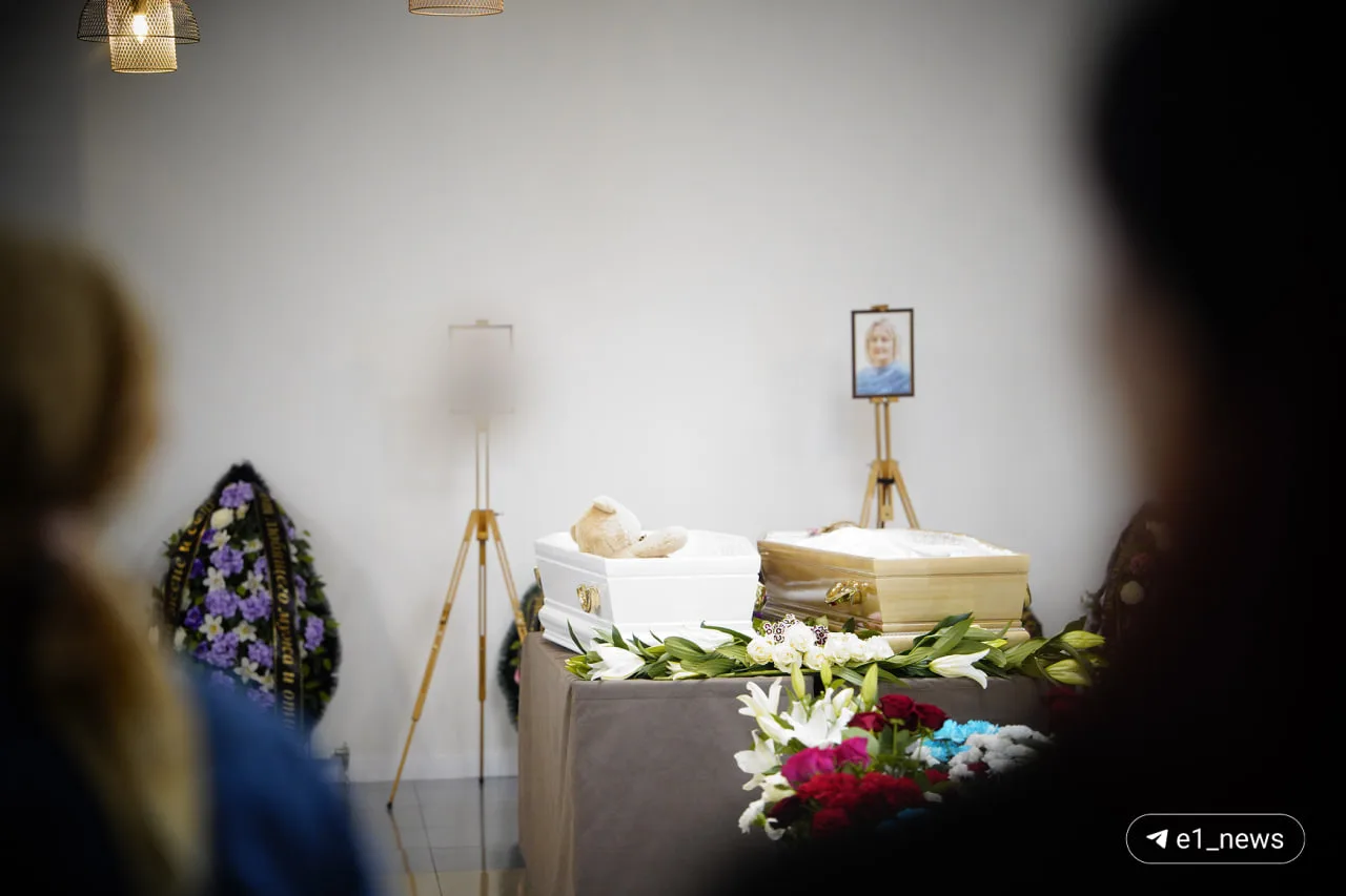 Началось отпевание. В прощальном зале остались только самые близкие люди.

— Сейчас человек больше в