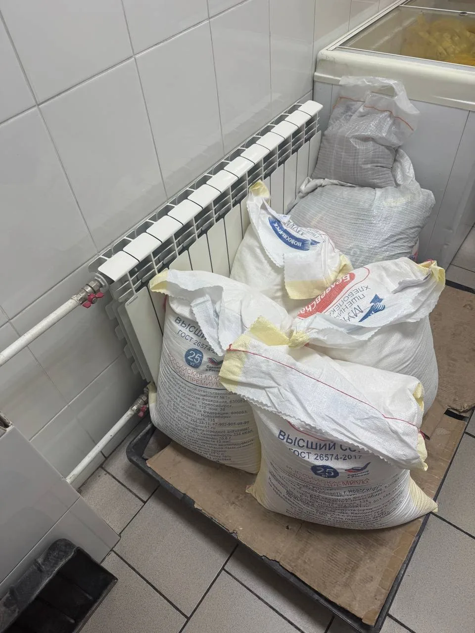 Классическое нарушение на предприятиях ☝️ 
Нарушаются условия храния продукции

В данном случае мука