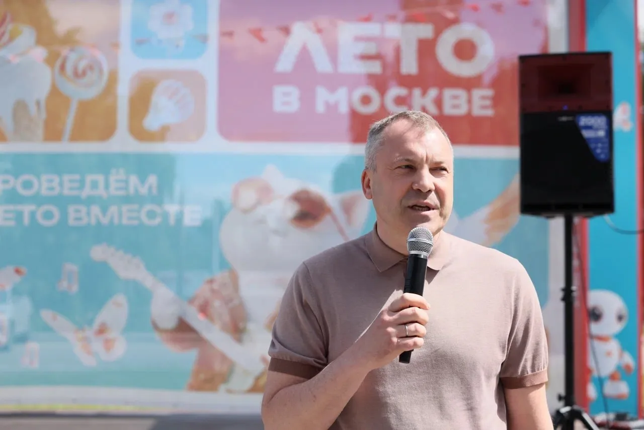 На площадке проекта «Лето в Москве» в Строгино прошла спортивная разминка. Вместе с тренерами в ней 