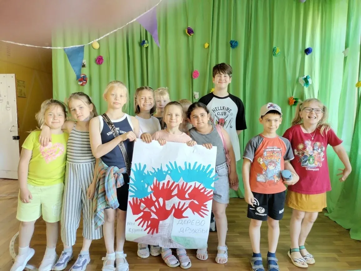 Страну, в которой мы живем,

С любовью Родиной зовем!

  Много чудесных стран на земле, везде живут 