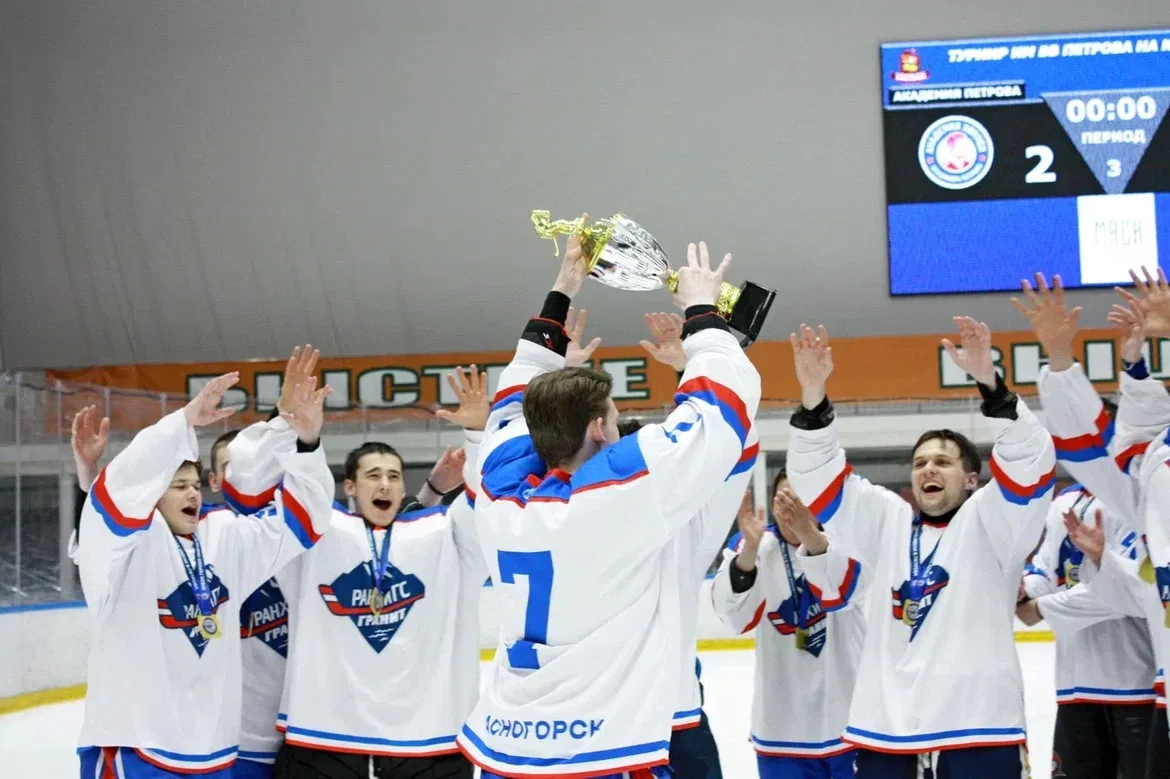 🏆Два Кубка подряд! Наша хоккейная команда выиграла в еще одном турнире!

🏒В канун Дня России на ле