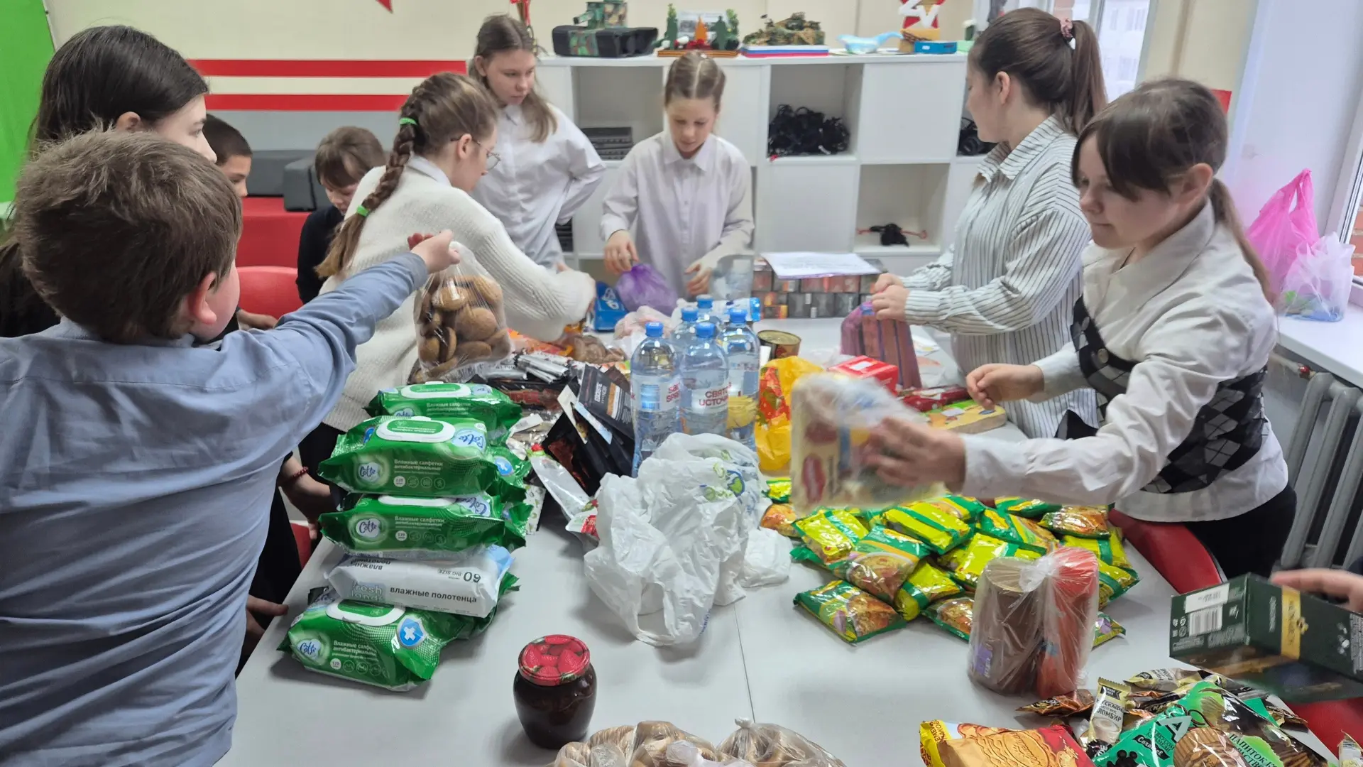 Наша школа приняла участие в сборе гуманитарной помощи для участников специальной военной операции, 