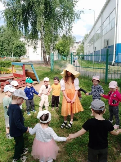 В младшей группе прошло развлечение на свежем воздухе. Во время прогулки к ним в гости пришло Солныш