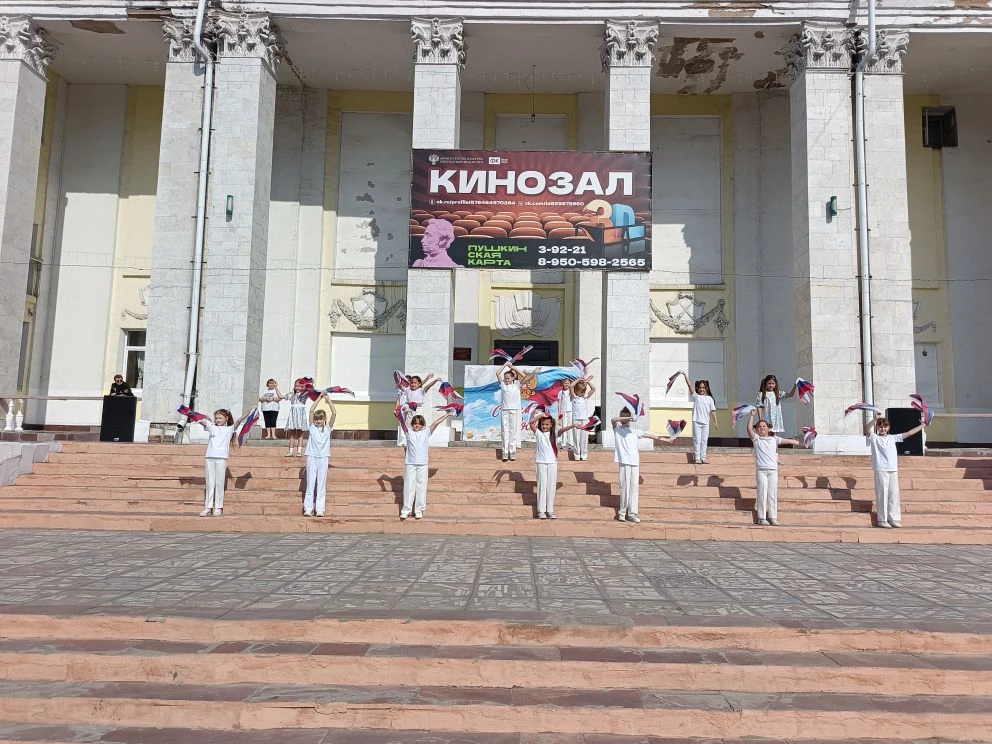 На площади ДК им. Ленина в разгаре праздник посвящённый Дню России!