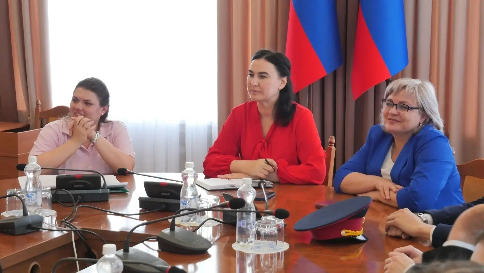 Глава Луганска встретилась с отличниками обучения на тематическом круглом столе
На встрече присутств