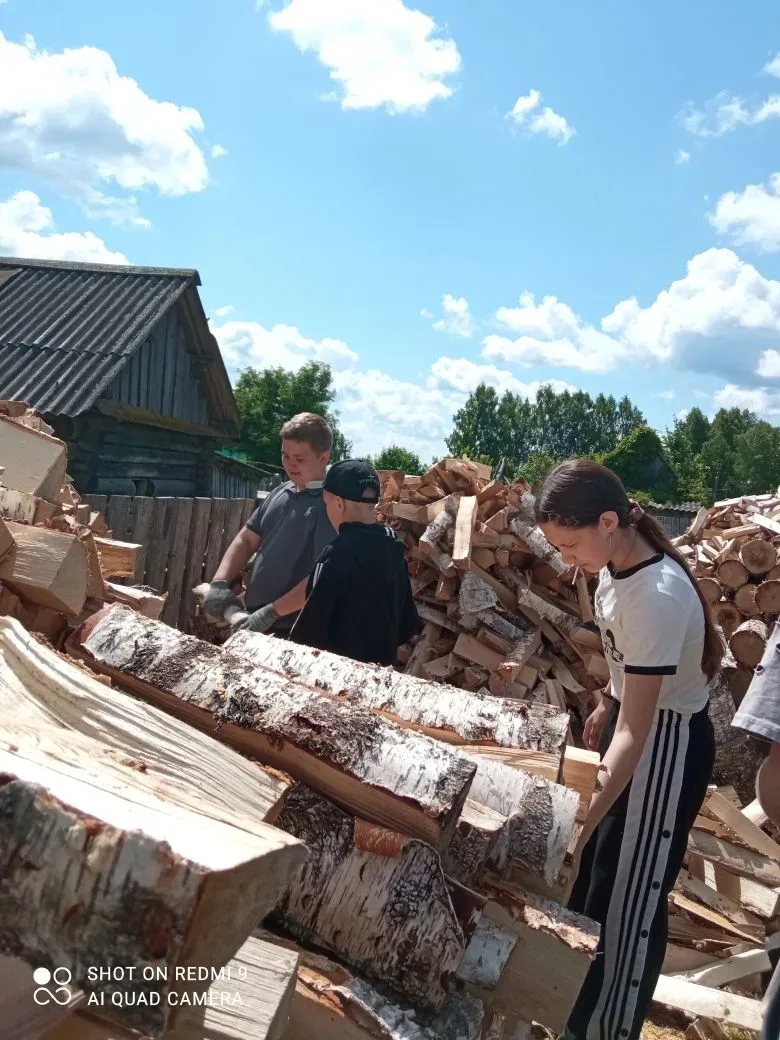 Сегодня в лагере «Непоседы» прошёл настоящий тимуровский день! Школьники с большим энтузиазмом взяли