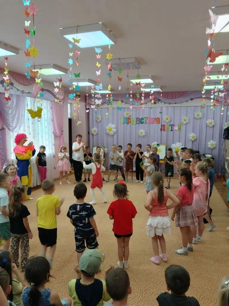 ЗДРАВСТВУЙ, ЛЕТО!
Игры, солнце, чудеса —
Всё для вас, детвора!