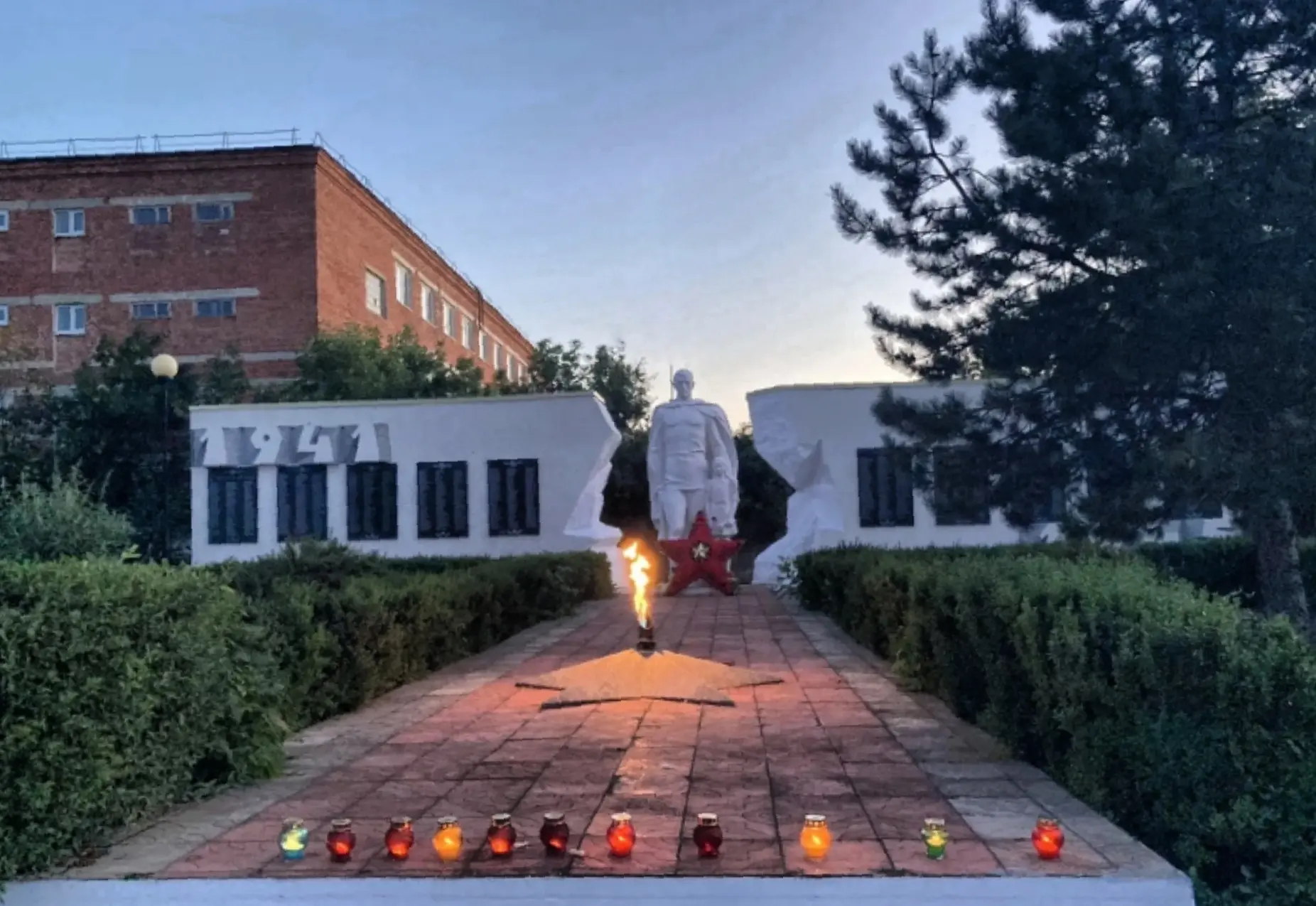 Сегодня, 22 июня, в 4 утра мы собрались у памятников и мест памяти Великой Отечественной войны, чтоб