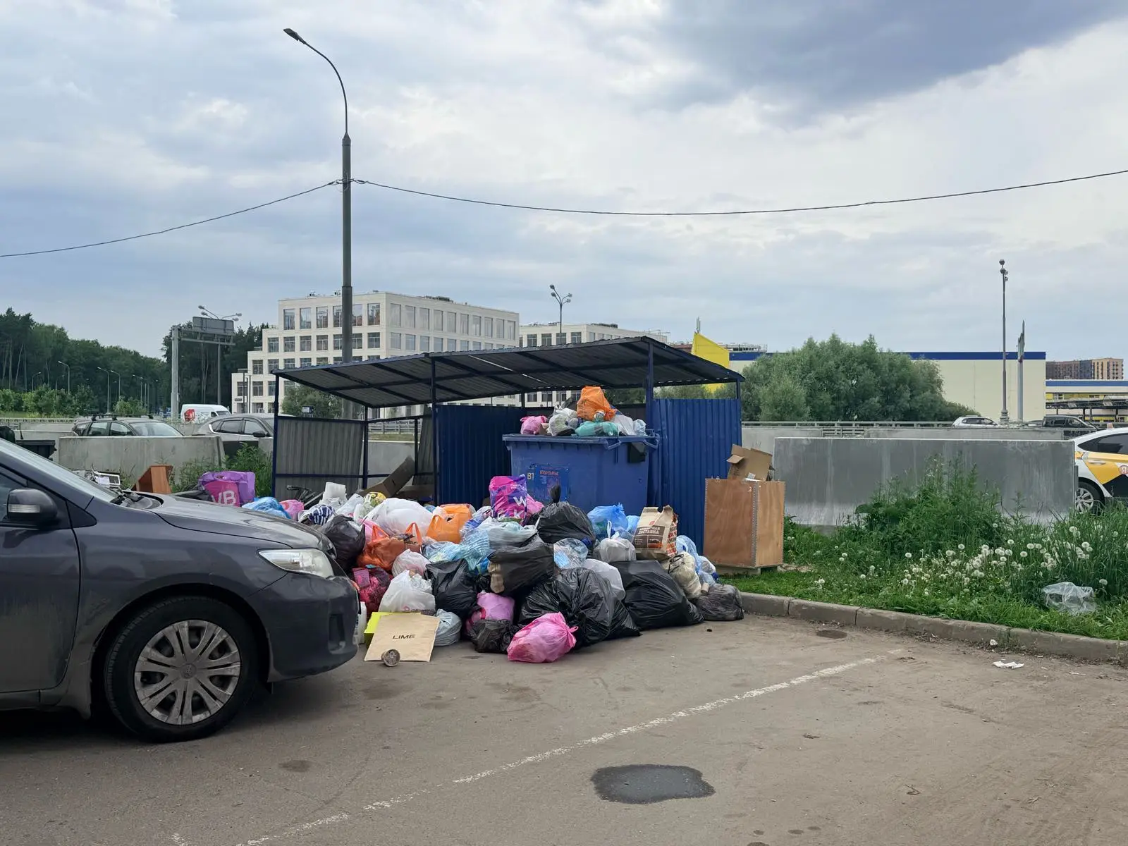 🚗 Внимание! Важное объявление про парковку у мусорных площадок! 🗑️

Пожалуйста, не паркуйте автомо