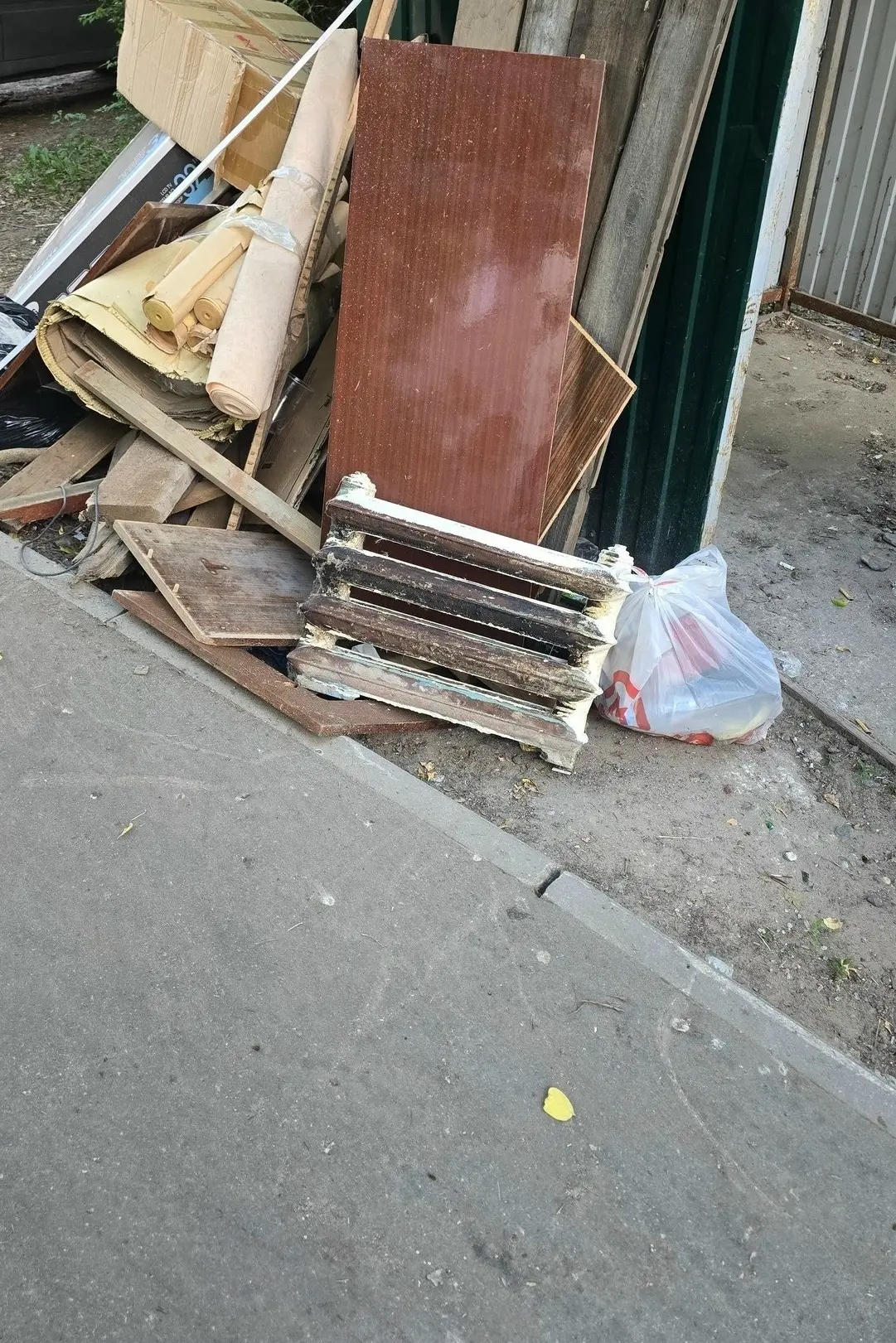 НАШИ ИЗБАЛОВАННЫЕ ГОРОЖАНЕ ВЫКИДЫВАЮТ ДЕНЬГИ ПРЯМО НА ПОМОЙКУ 💸🗑

Люди у нас вообще походу зажрали