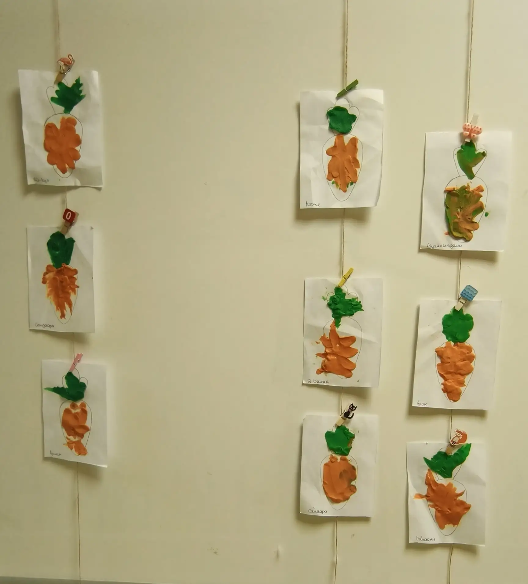 🌟 Волшебные «Светлячки» и оранжевое чудо 🥕✨
В первой младшей группе «Светлячки» прошло увлекательн