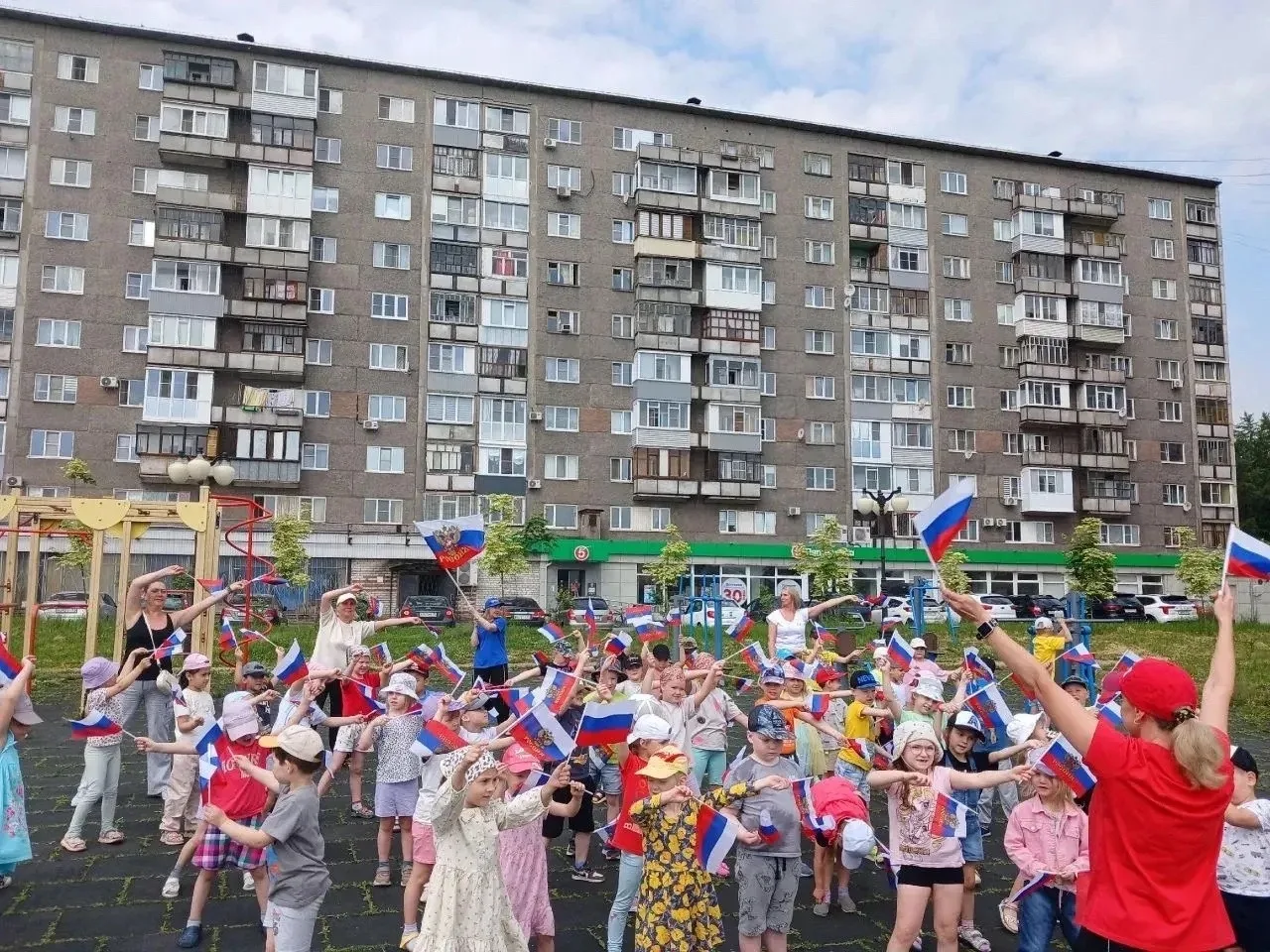 🇷🇺Сегодня на Курсантской набережной прошло патриотическое мероприятие «День России»! 

На мероприя