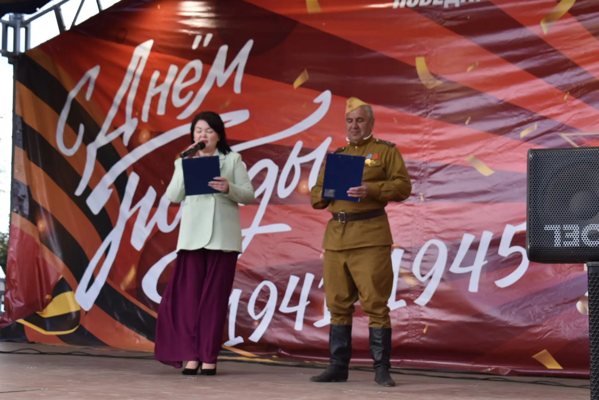 На площади районного дома культуры прошёл праздничный концерт, посвящённый 81-й годовщине Победы в В
