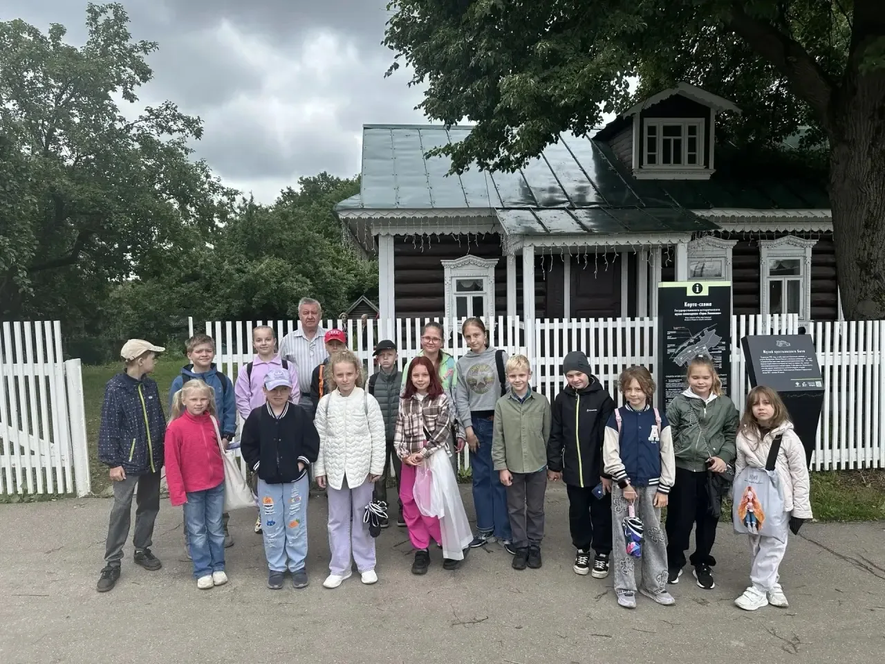 С ребятами досуговой площадки (Гагарина-45) посетили музей крестьянского быта в деревне Горки.
В муз