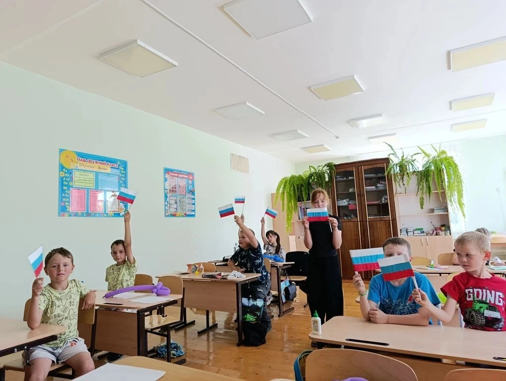 🇷🇺 Готовимся к главному празднику страны — Дню России! 🌟✨

В пришкольном лагере #ИшакскаяСОШ вовс