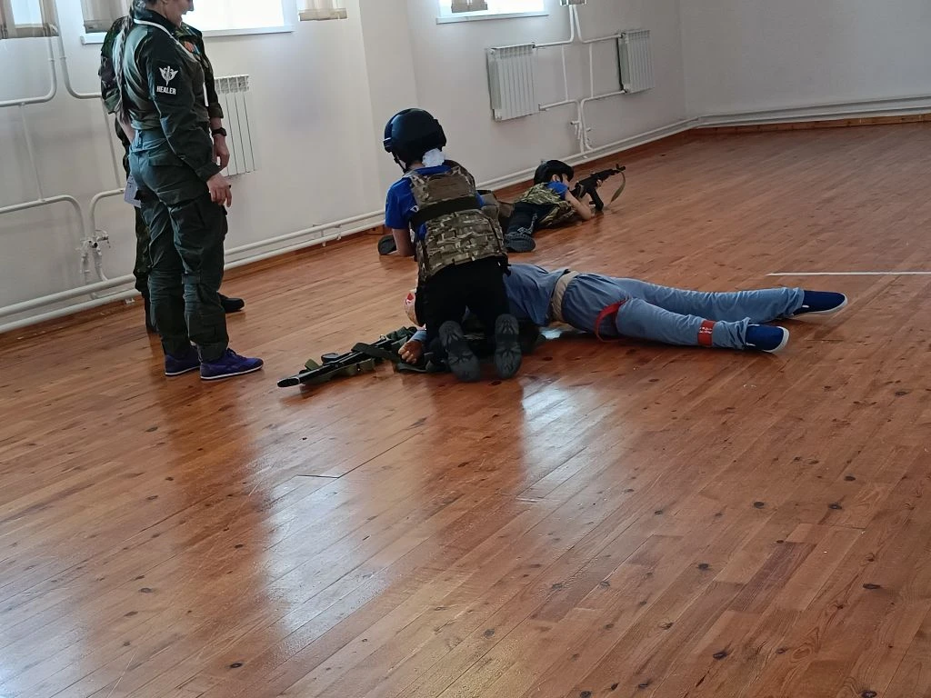 Наши медики прошли свой этап, они спасали раненого, накладывали жгут. По словам медика, было очень и