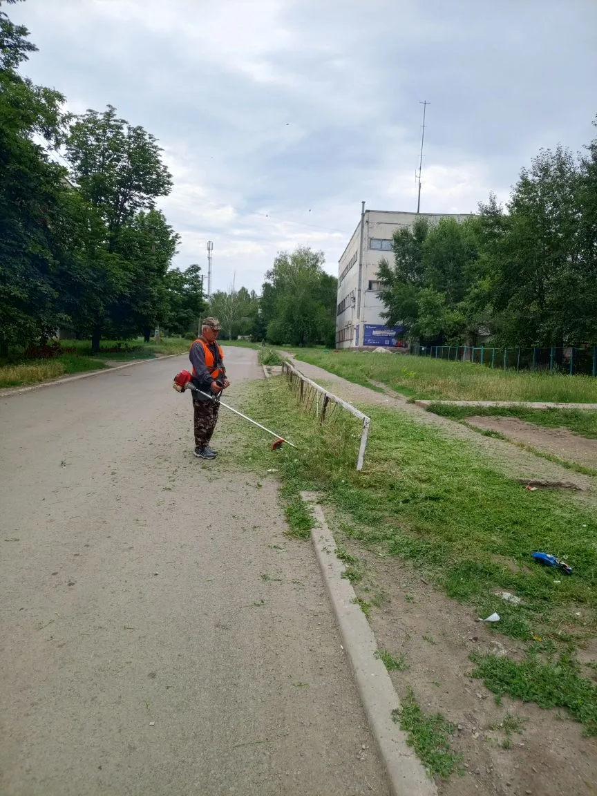 Г. Амвросиевка покос травы ул. 8 съезд Советов 100 до ул. Краснодонцев