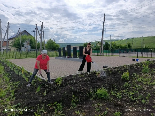 На территории обелиска в селе Байки продолжаются работы по благоустройству.
Особую признательность м