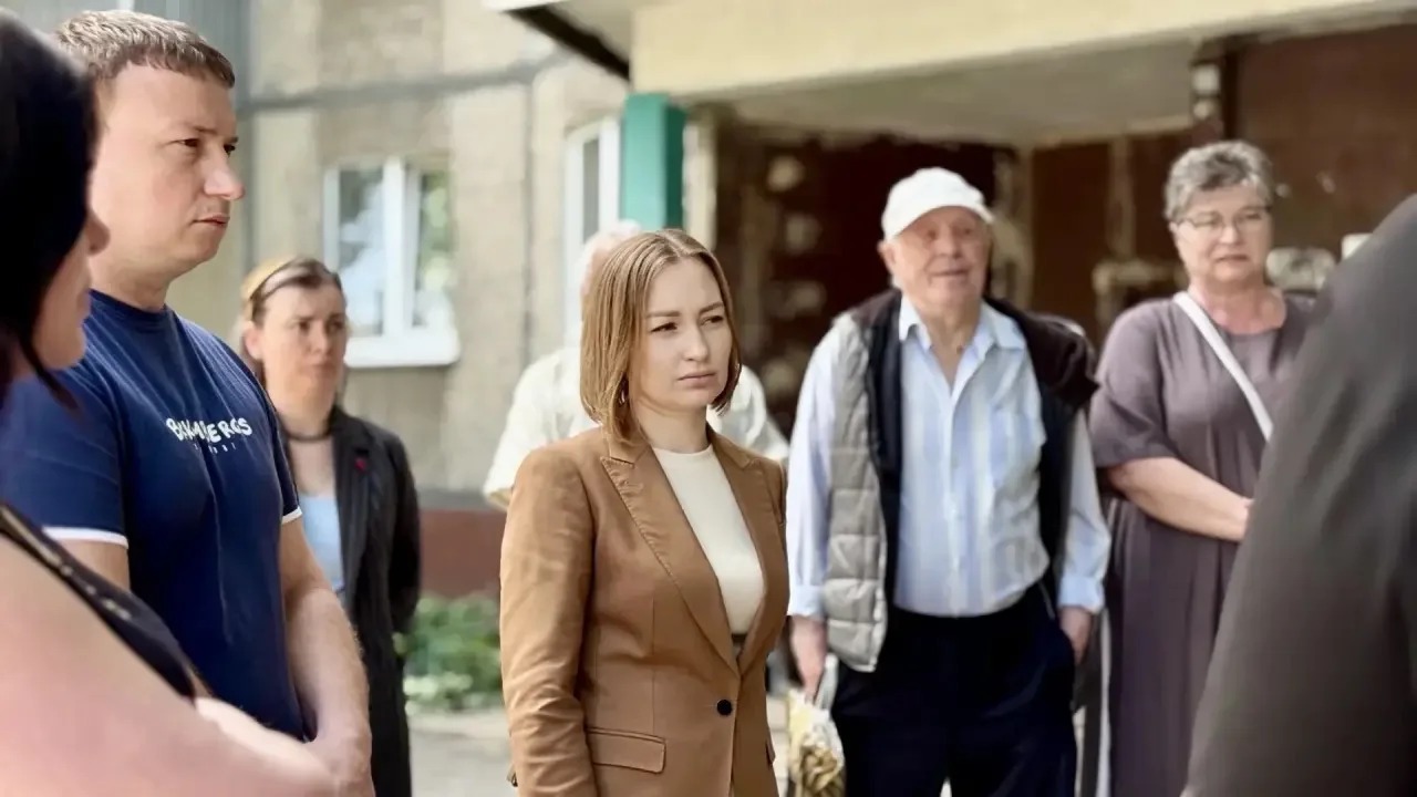 Встретилась с жителями дома №39 по улице Папина.

Люди обратились с серьёзной проблемой. Через дом п