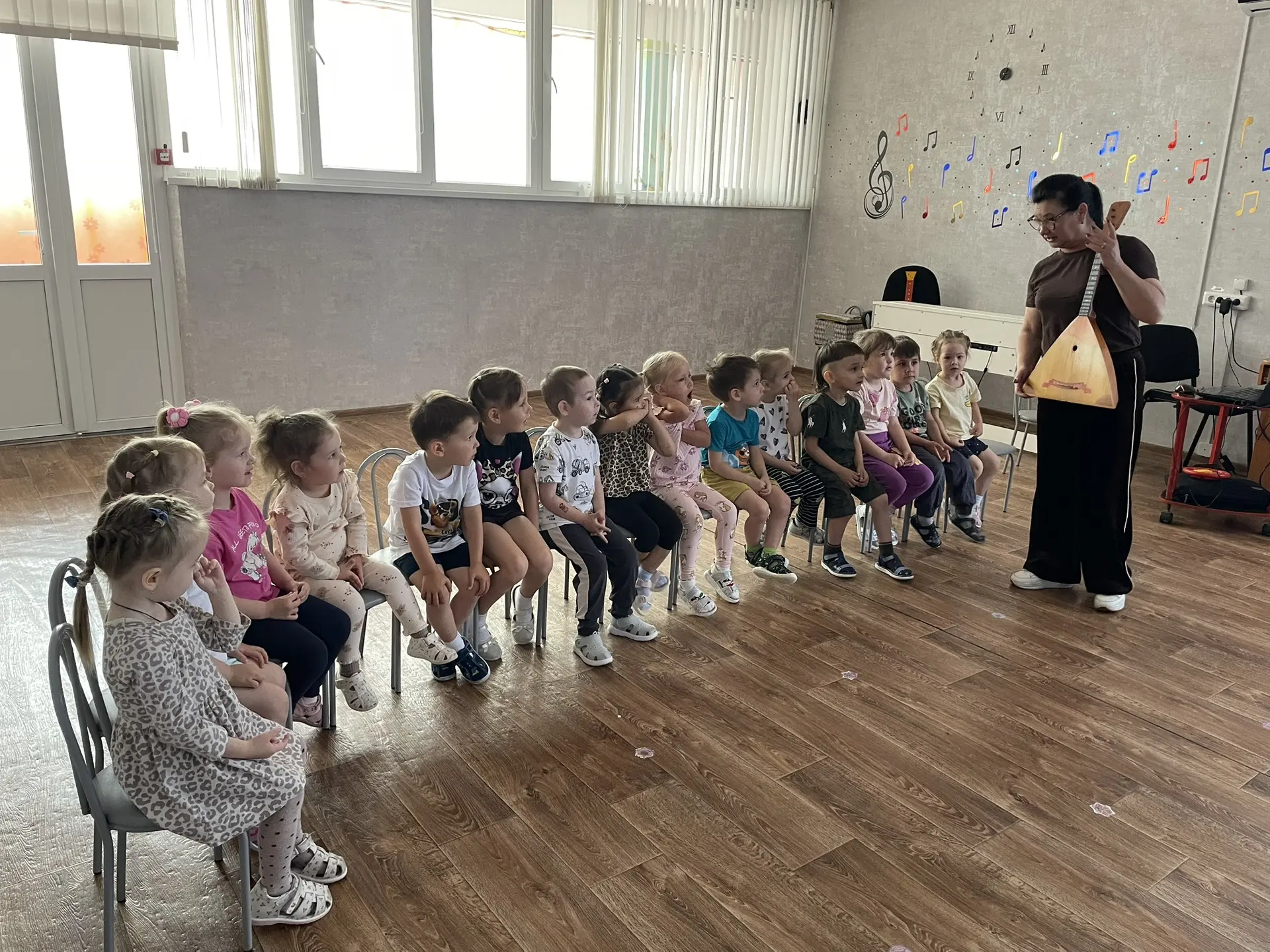 На музыкальном занятии воспитанники закрепили знания о музыкальном инструменте «балалайка».
