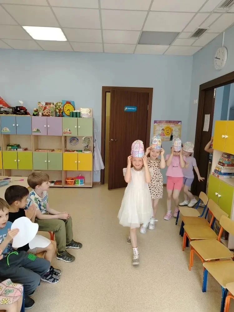 В группах "Ботанический сад" и "Алые паруса" прошёл показ мод. Дети подготовили для показа летние па