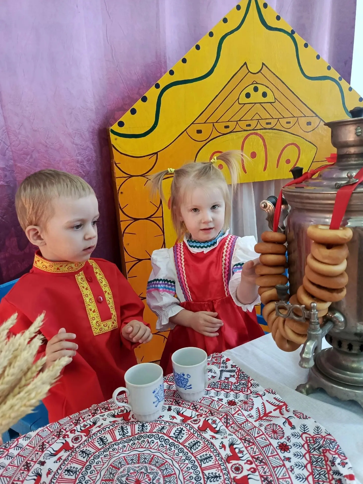 🍞🧂 Хлеб-соль и тепло северных традиций! 🌿✨

В детском саду «Калинка» (пос. Хетово) продолжаются у