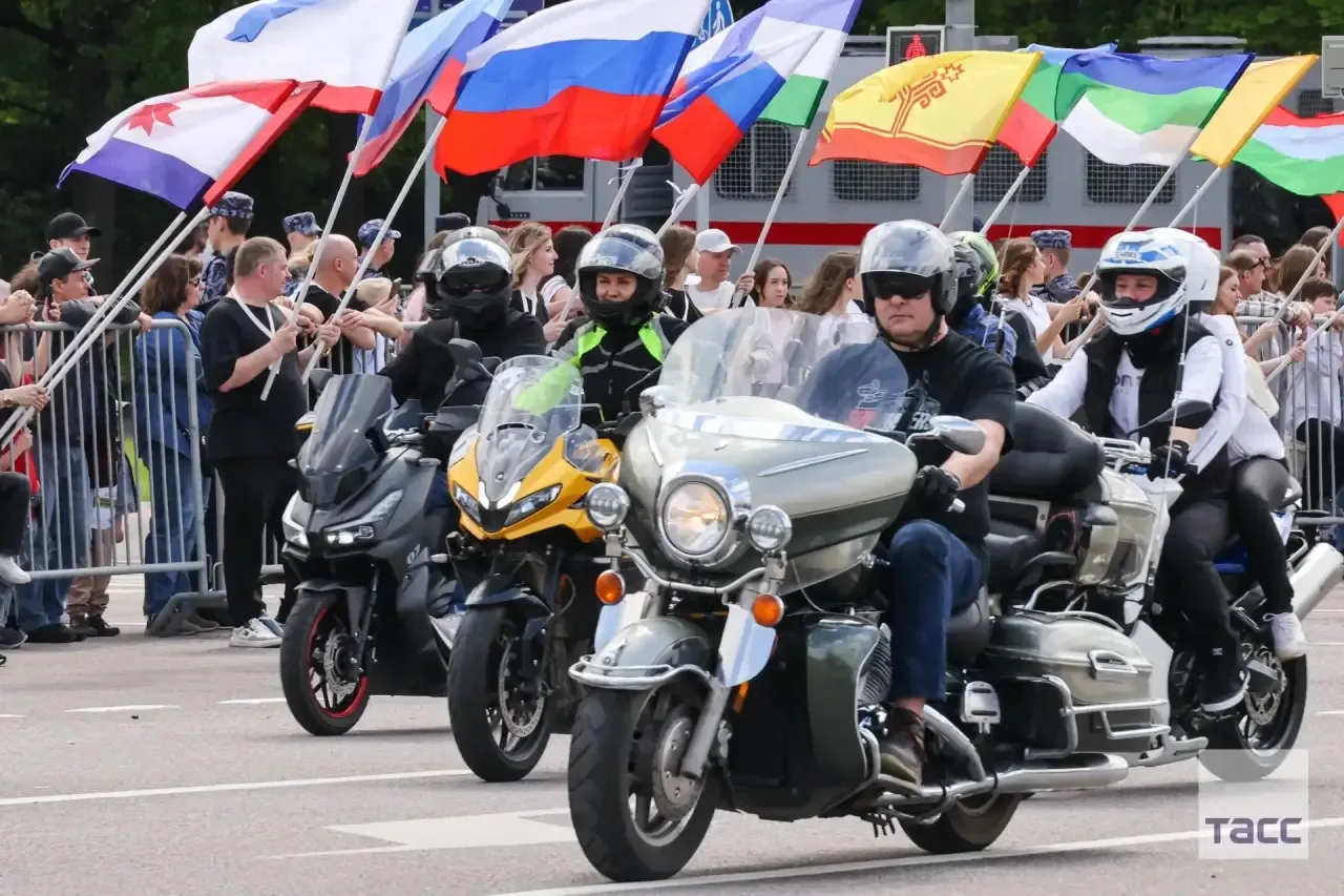 Мотосезон в Москве открылся 14-м ежегодным весенним мотофестом. 

Тысячи мотоциклистов собрались на 