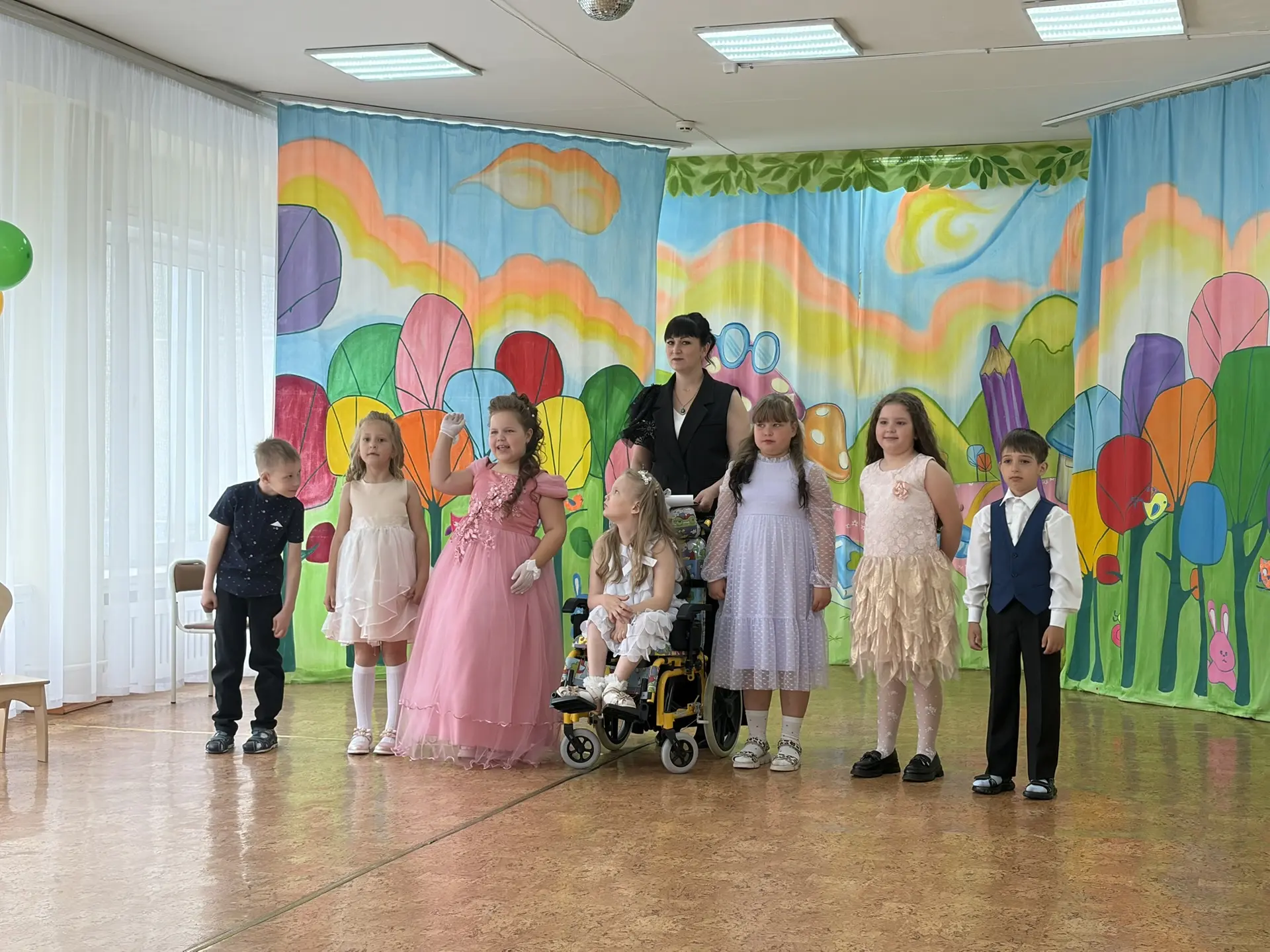 Сегодня в нашем детском саду прошел первый выпускной в группе «Пеночка» замечательную сказку подарил
