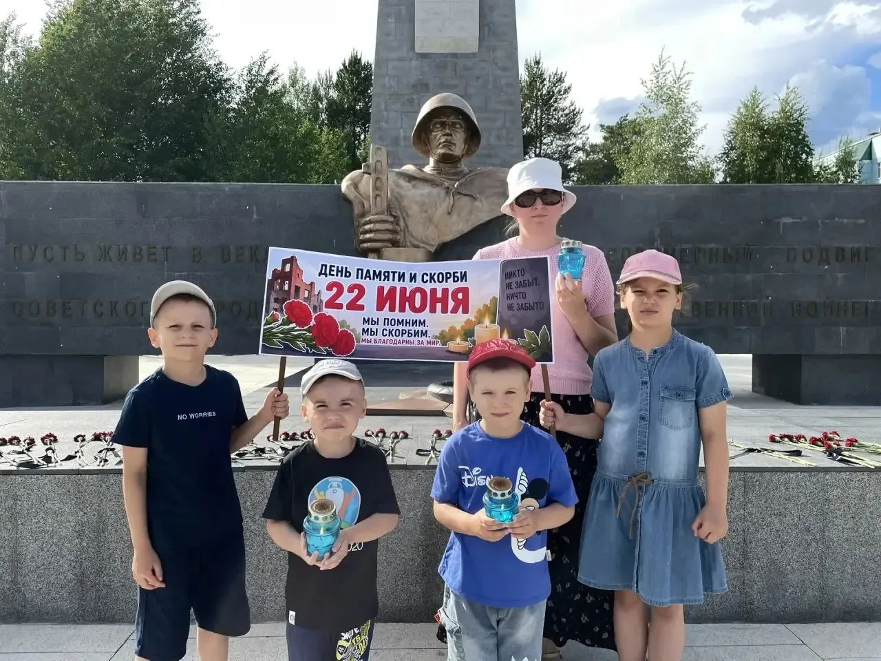 Свечи в руках и тишина в сердце 

Воспитанники центра «Гармония» стали участниками трогательной акци
