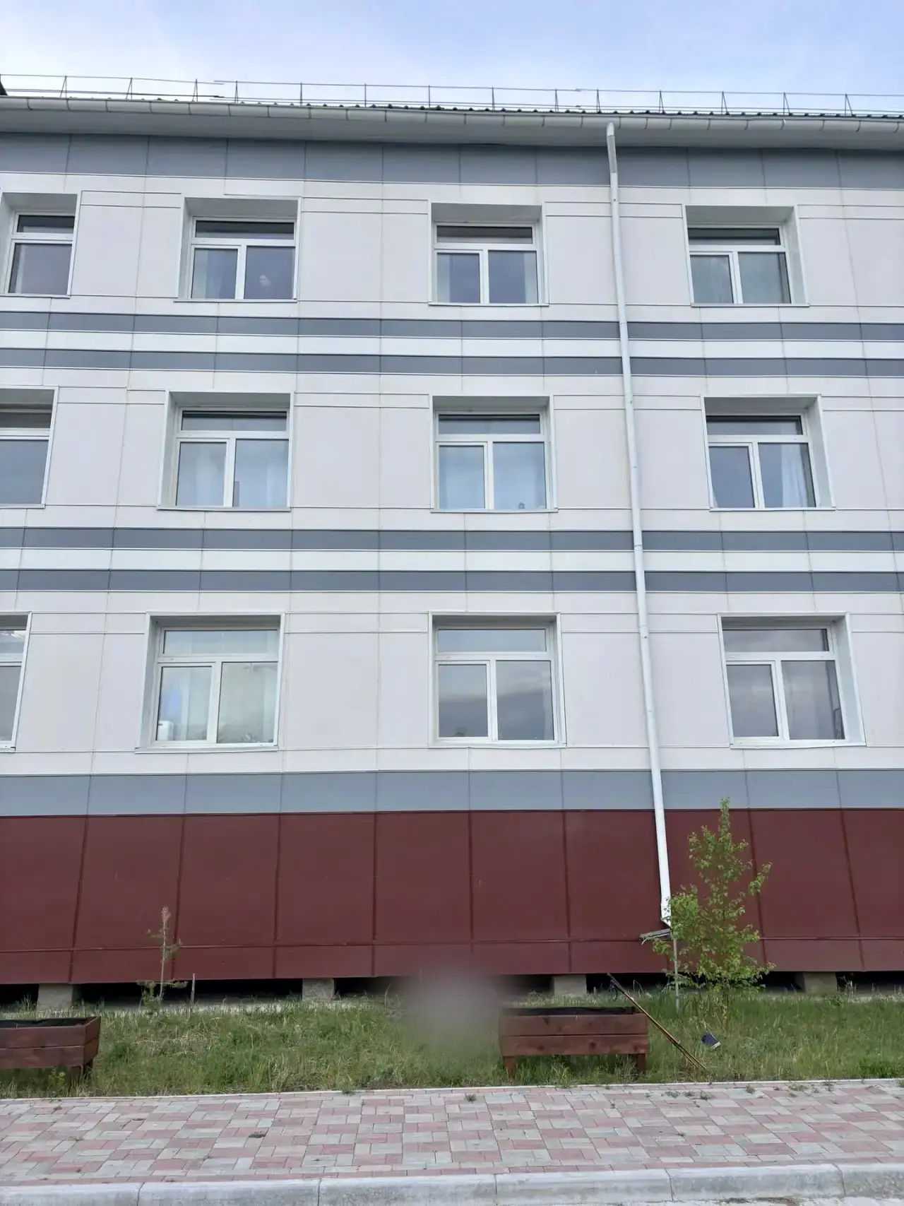 По факту гибели постояльца дома престарелых в Вилюйском районе при падении из окна учреждения провод