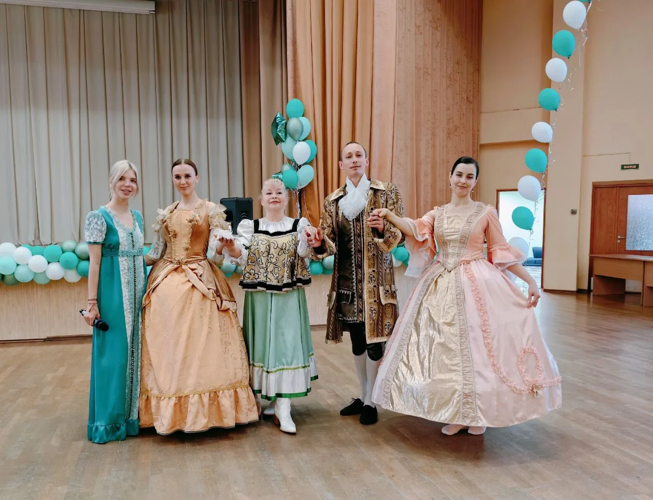 💃БАЛ ТРЁХ ЭПОХ
Педагоги Дома детского творчества Калининского района провели для воспитанников перв