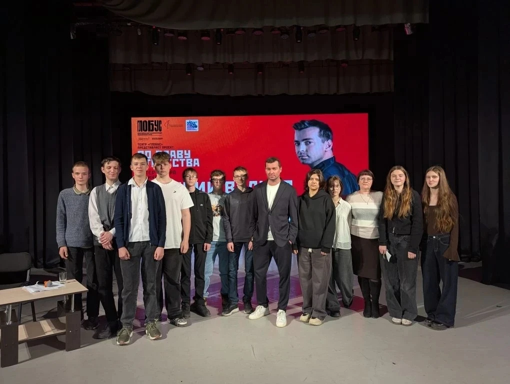 🎭 Вдохновлённые Тёркиным: 8 класс на моноспектакле🎭 

17 апреля учащиеся 8 класса благодаря програ