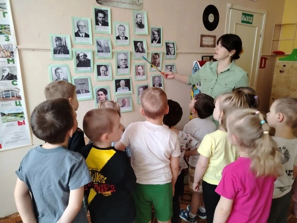 В детском саду была организованна фотовыставка "Знаменитые люди г. Ельца". Дети познакомились с выда