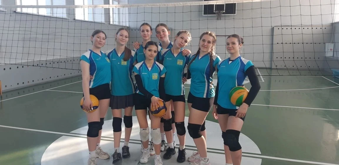 20 марта наши спортсмены приняли участие в Первенстве школ по волейболу, и это был настоящий спортив
