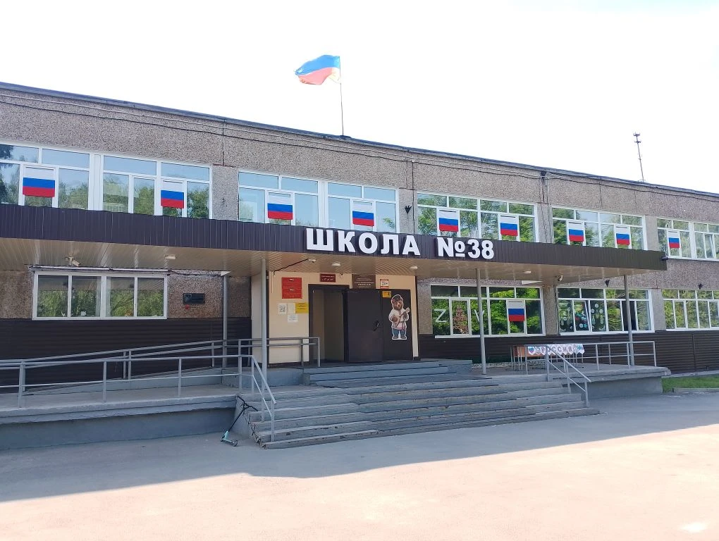 Доброе утро! Наша красавица-школа ждёт своих ребят на праздник к 10.00🇷🇺