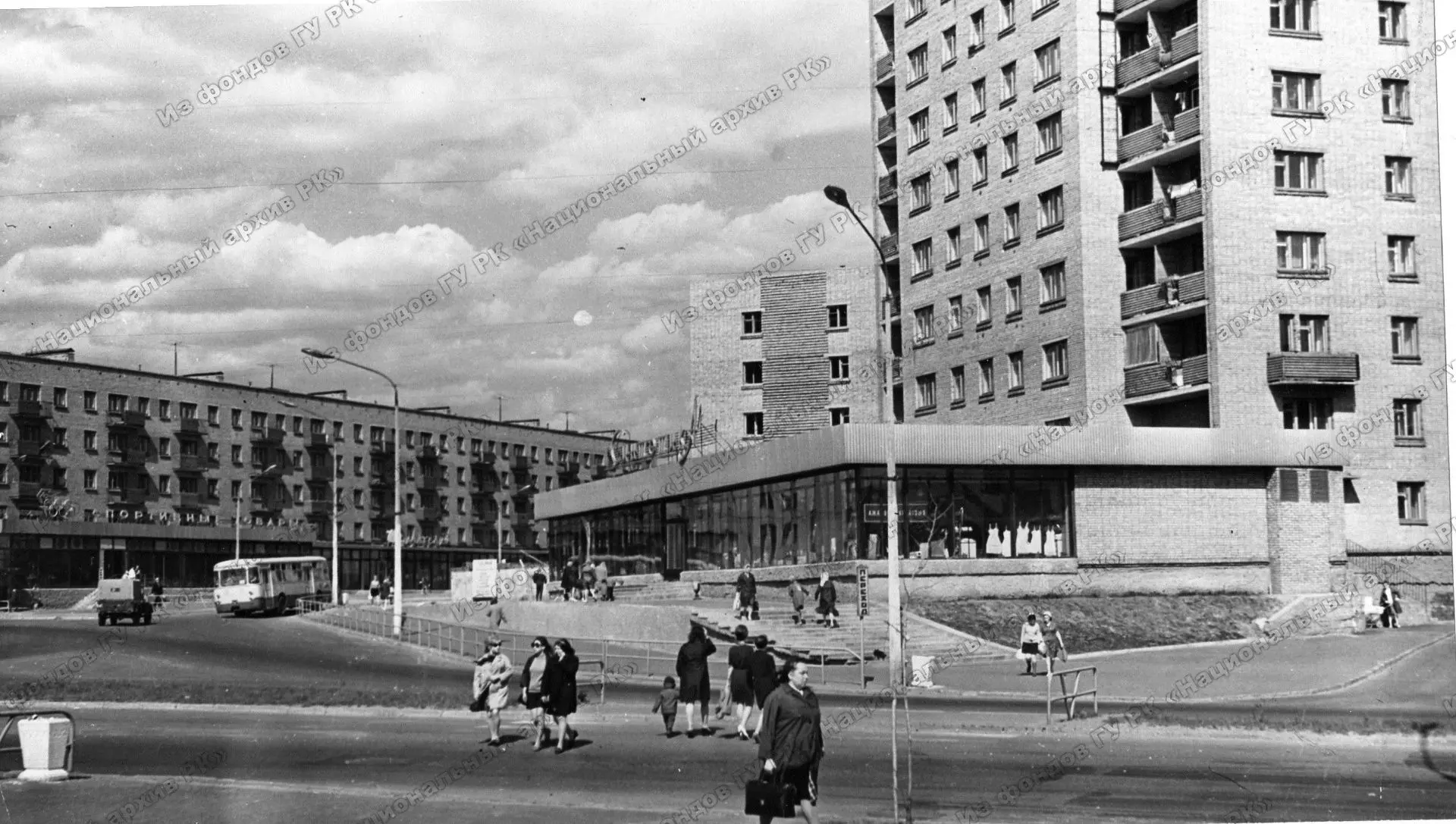 ИЮНЬСКИЙ РЕТРО-СЫКТЫВКАР

Друзья! Делимся с вами редким летним снимком 1970-х годов. На фото – перес