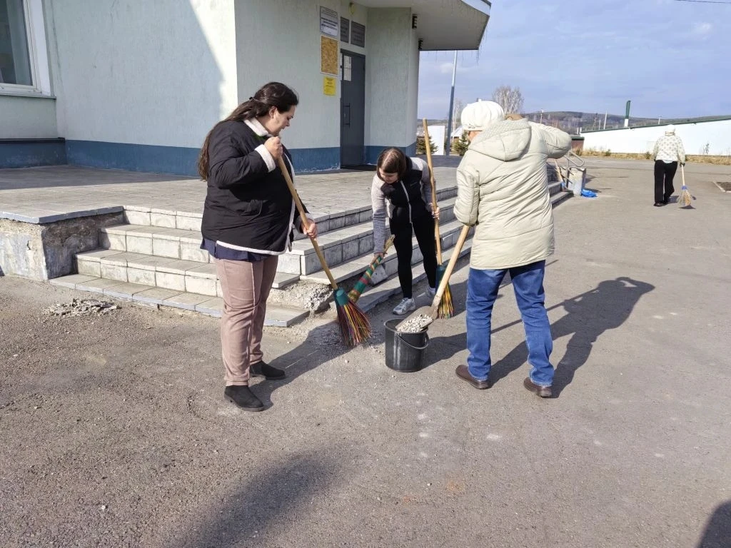 Наши преподаватели активно участвуют во Всекузбасском субботнике.
#ВсекузбасскийСубботник