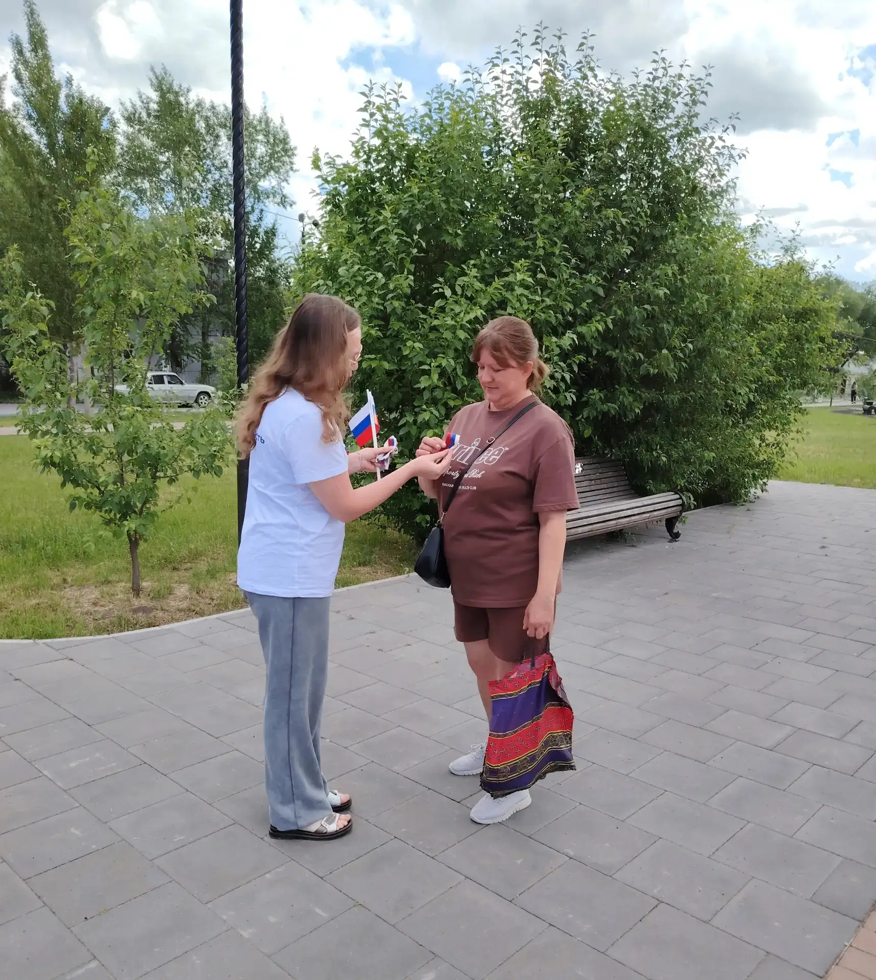 12 июня, в День России, Центр по работе с молодежью провел акцию "Цвета Родины"

День России - это г