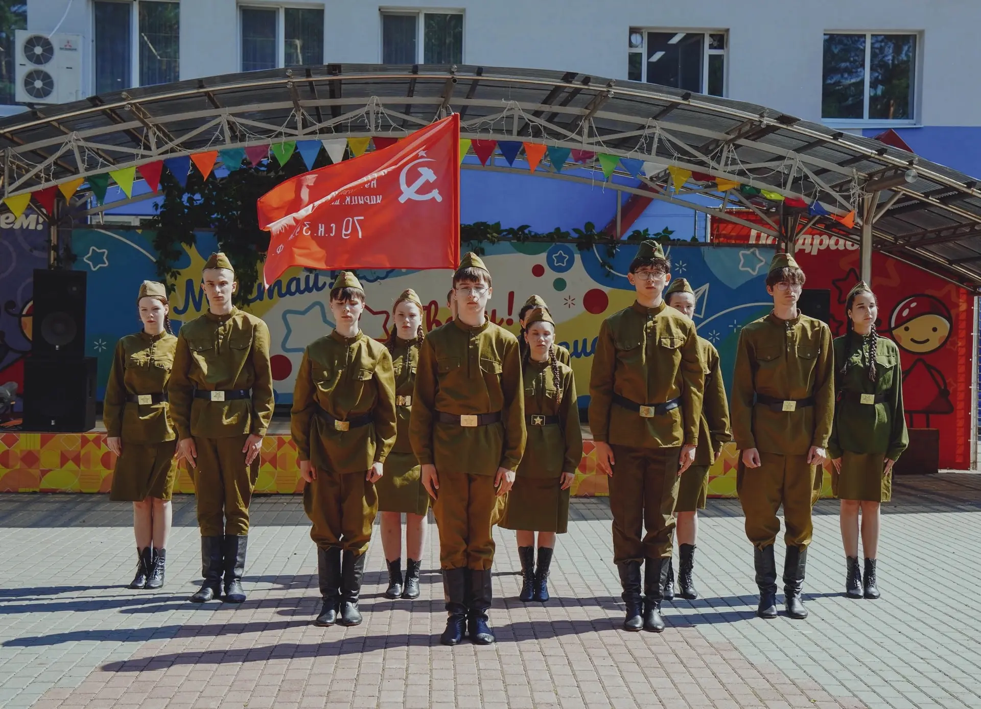 ВАЛЬС ПАМЯТИ

22 июня в «Ребячьей республике» состоялся «Вальс Победы», посвящённый Дню памяти и ско