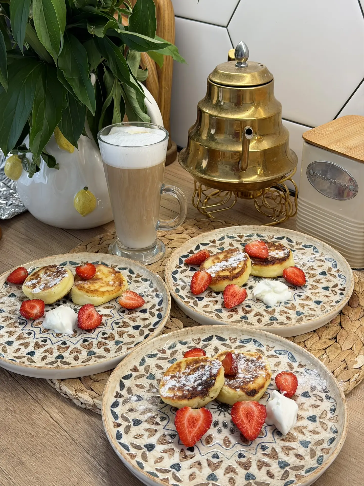 Доброго дня,Друзья🙌

Сегодня сырники. Готовлю по одному и тому же рецепту🙌

Сырники:
-пачка творог