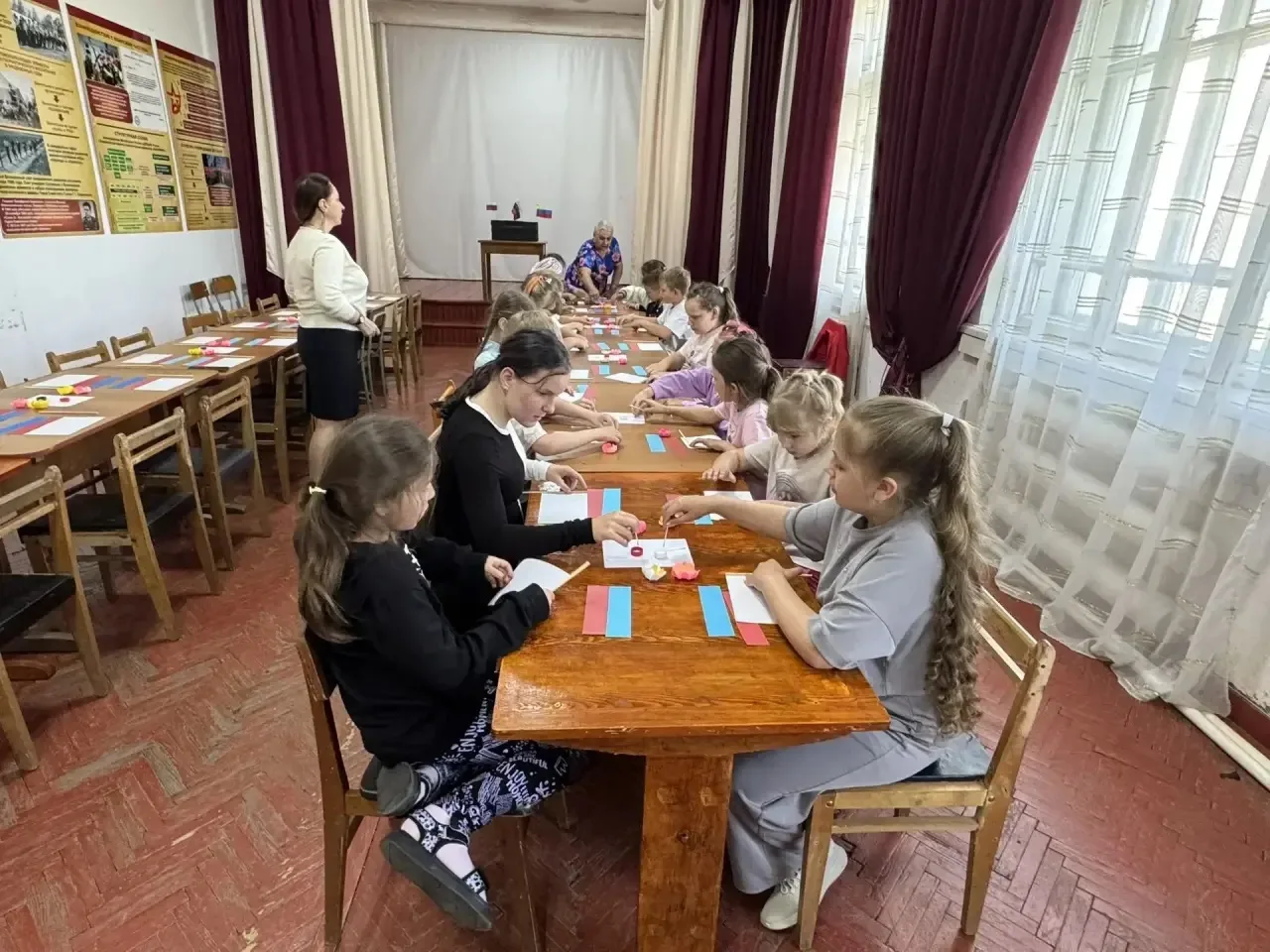 ✨ Вчера в Доме офицеров нашего села для ребят из пришкольного лагеря провели мастер‑класс ко Дню Рос