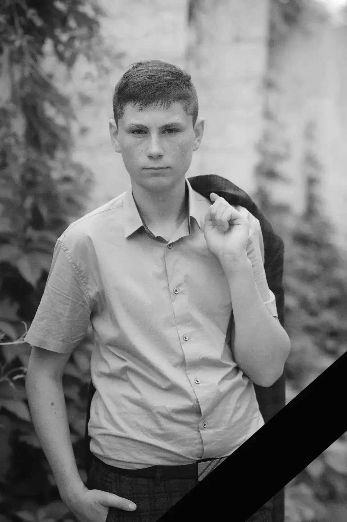 Уходят на небо родные,
Уходят они навсегда...
Уходят совсем молодые,
Уходят... И в сердце слеза
Не с