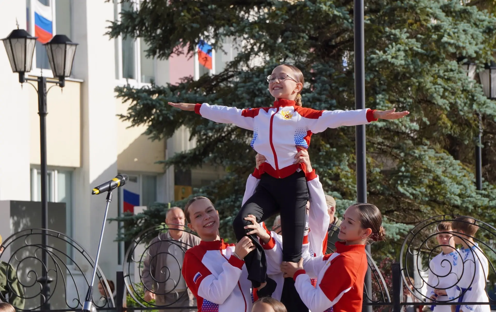 Концертная программа в честь Дня России

Сегодня в нашей стране отмечается особый праздник - День Ро