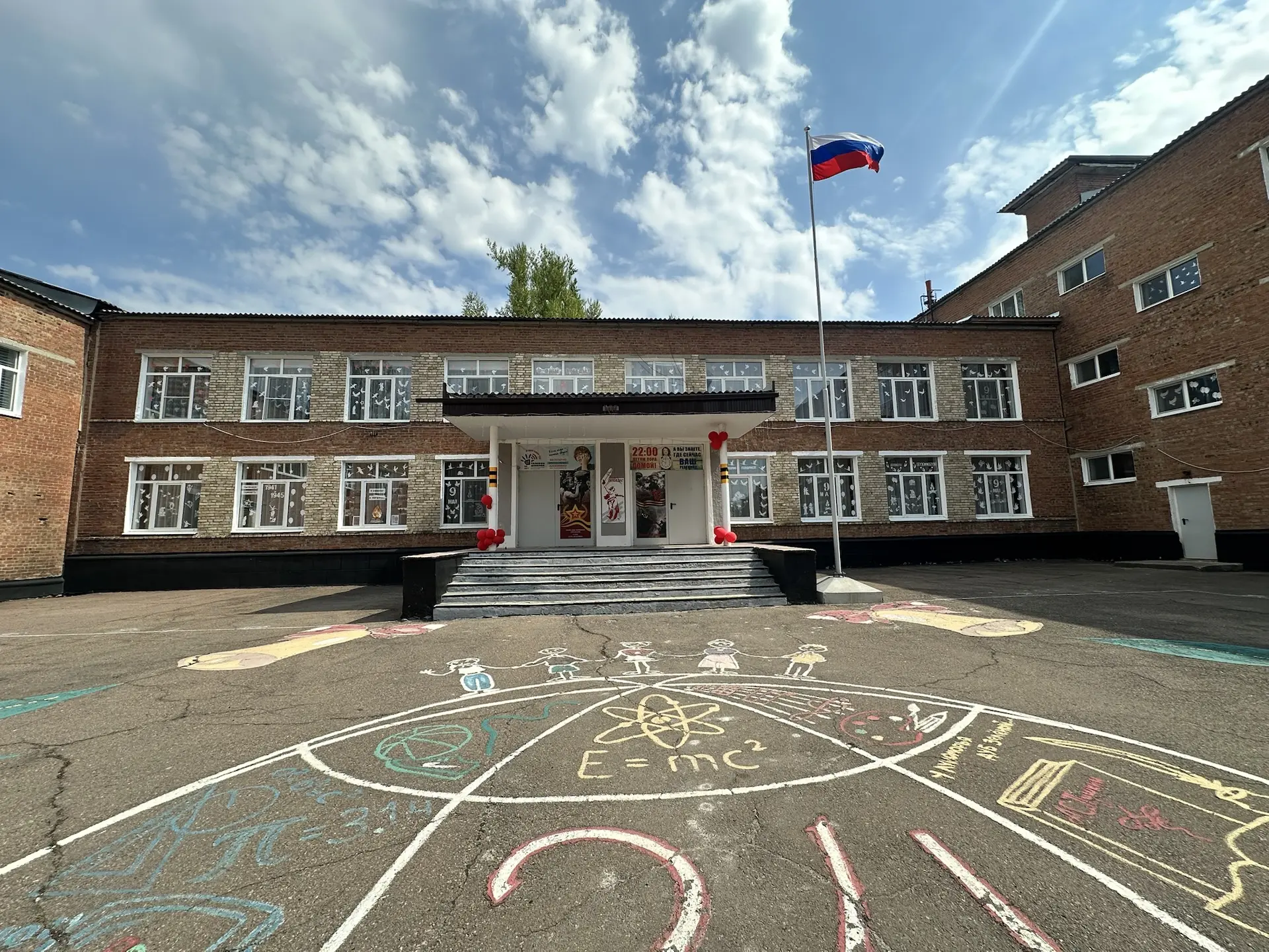 Окна победы ⭐️

В преддверии празднования дня Победы первые нашего Лицея приняли участие в акции «Ок
